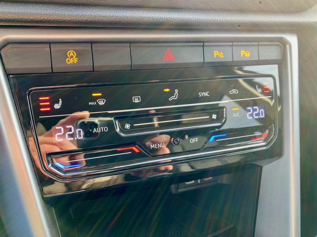 Fahrzeugabbildung Volkswagen T-Roc 1.0 AAC KLIMAAUT SHZ NAVI CARPLAY GJR