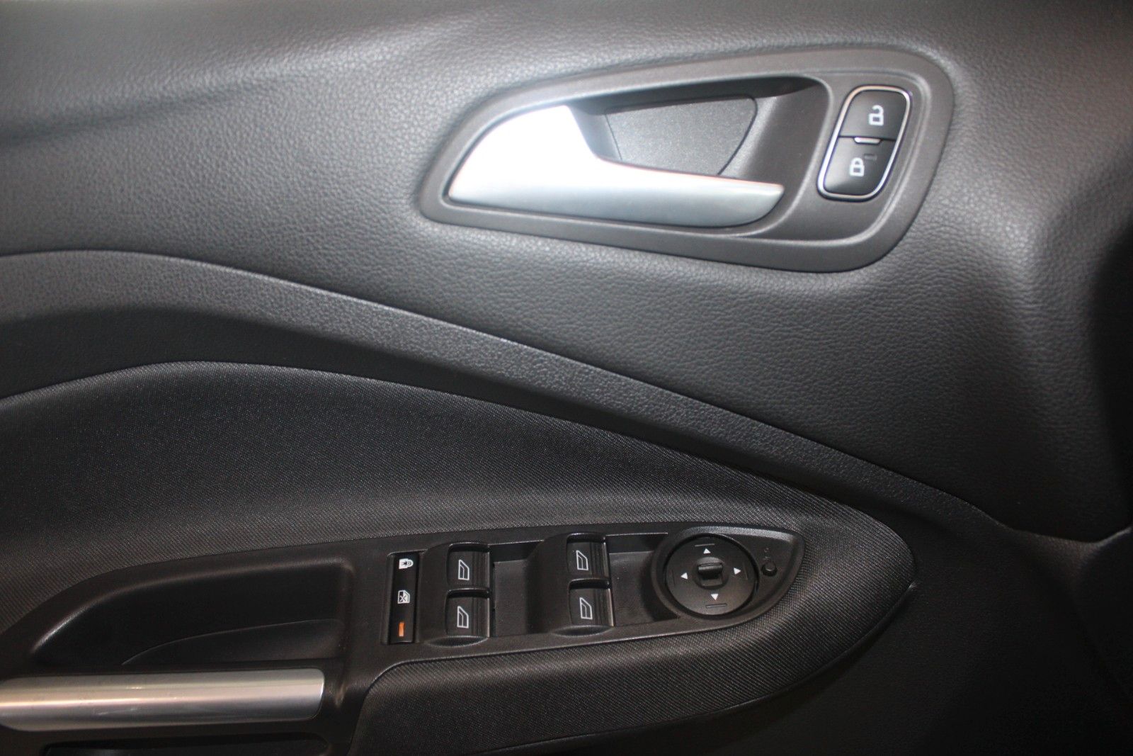 Fahrzeugabbildung Ford C-Max 1,5 Titanium Automatik NAVI AHK WinterPak