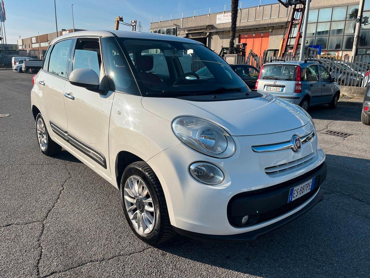 Fiat 500L 2013 — rear view