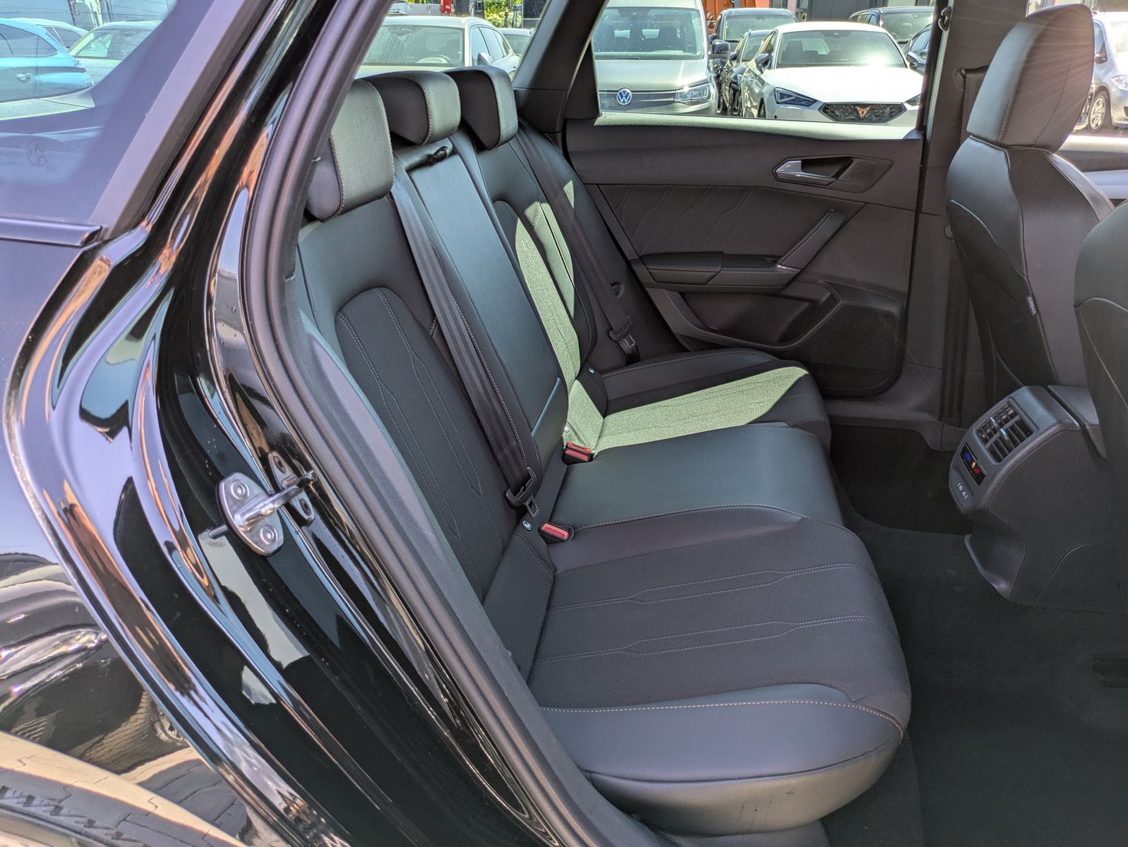 Fahrzeugabbildung CUPRA Leon 1.5 eTSI DSG MATRIX-LED*ACC*APP*KAMERA*18"