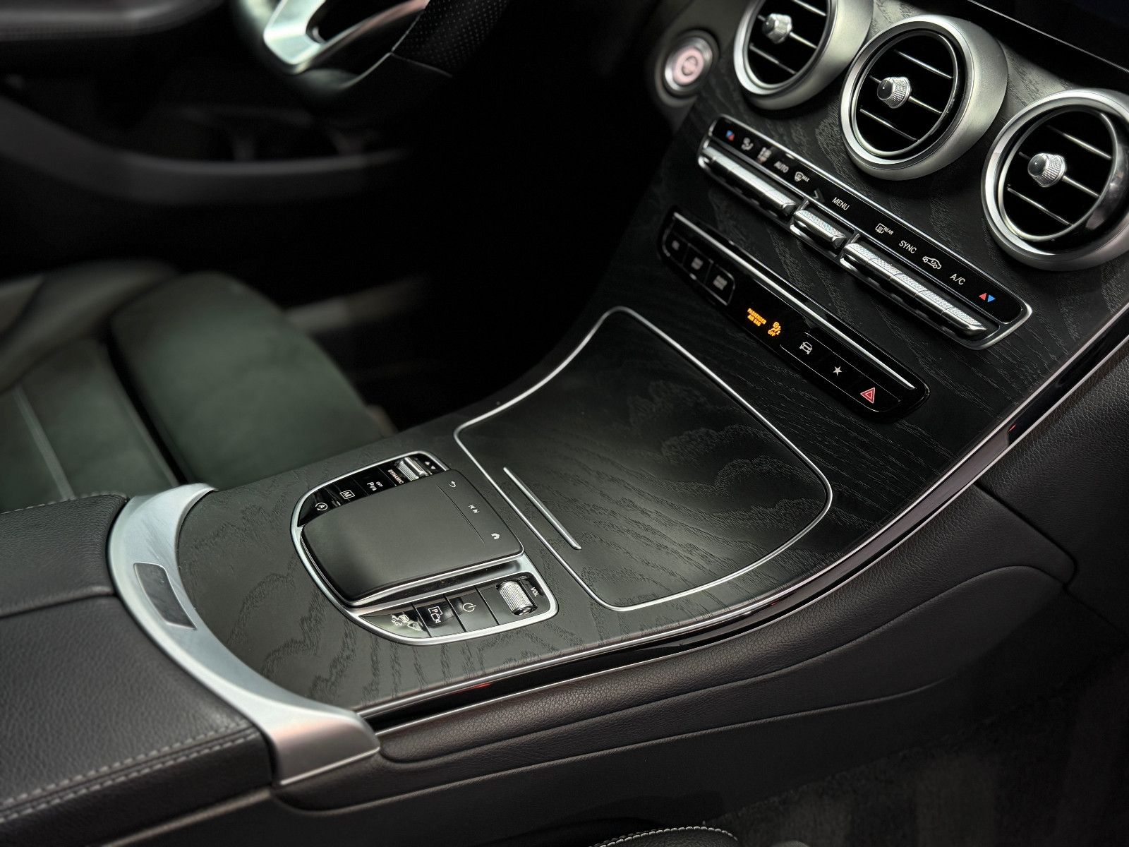 Fahrzeugabbildung Mercedes-Benz GLC 200 4Matic|AUTOMATIK|AMG-LINE|DIGI-TACHO|AHK