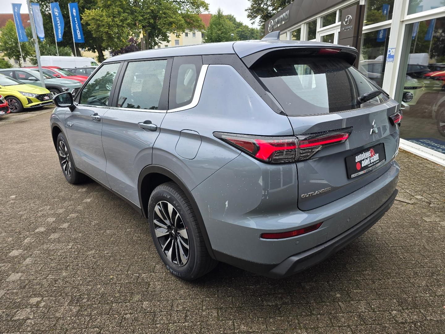 Mitsubishi Outlander 2.4L PHEV BASIS