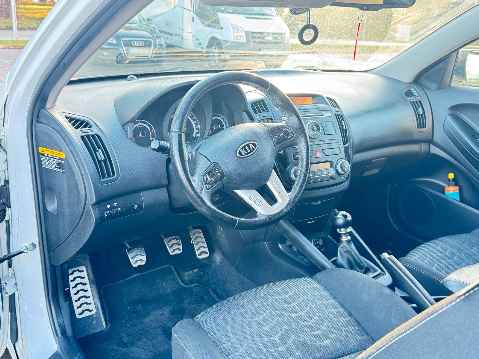 Kia cee'd 2012 — салон