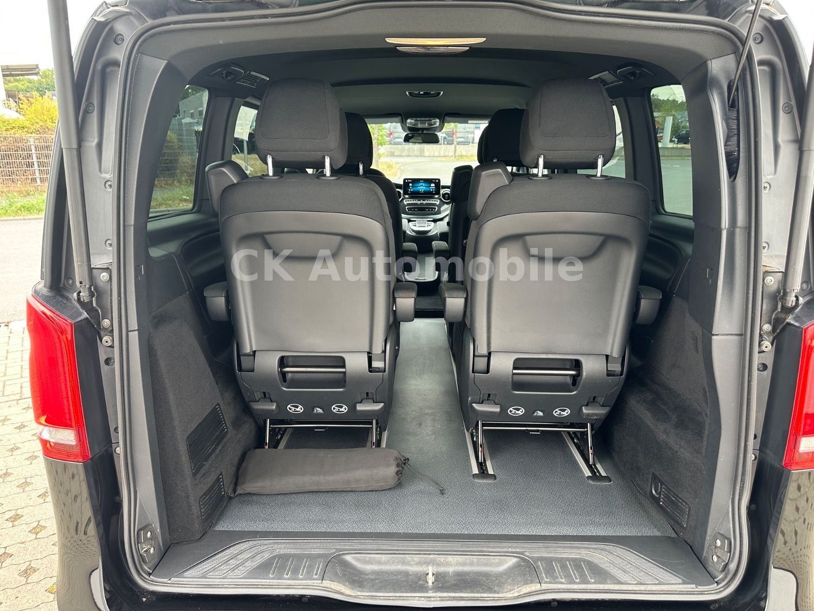 Fahrzeugabbildung Mercedes-Benz V 250d Edition 4MATIC Kompakt AMG-Line / 6 Sitze