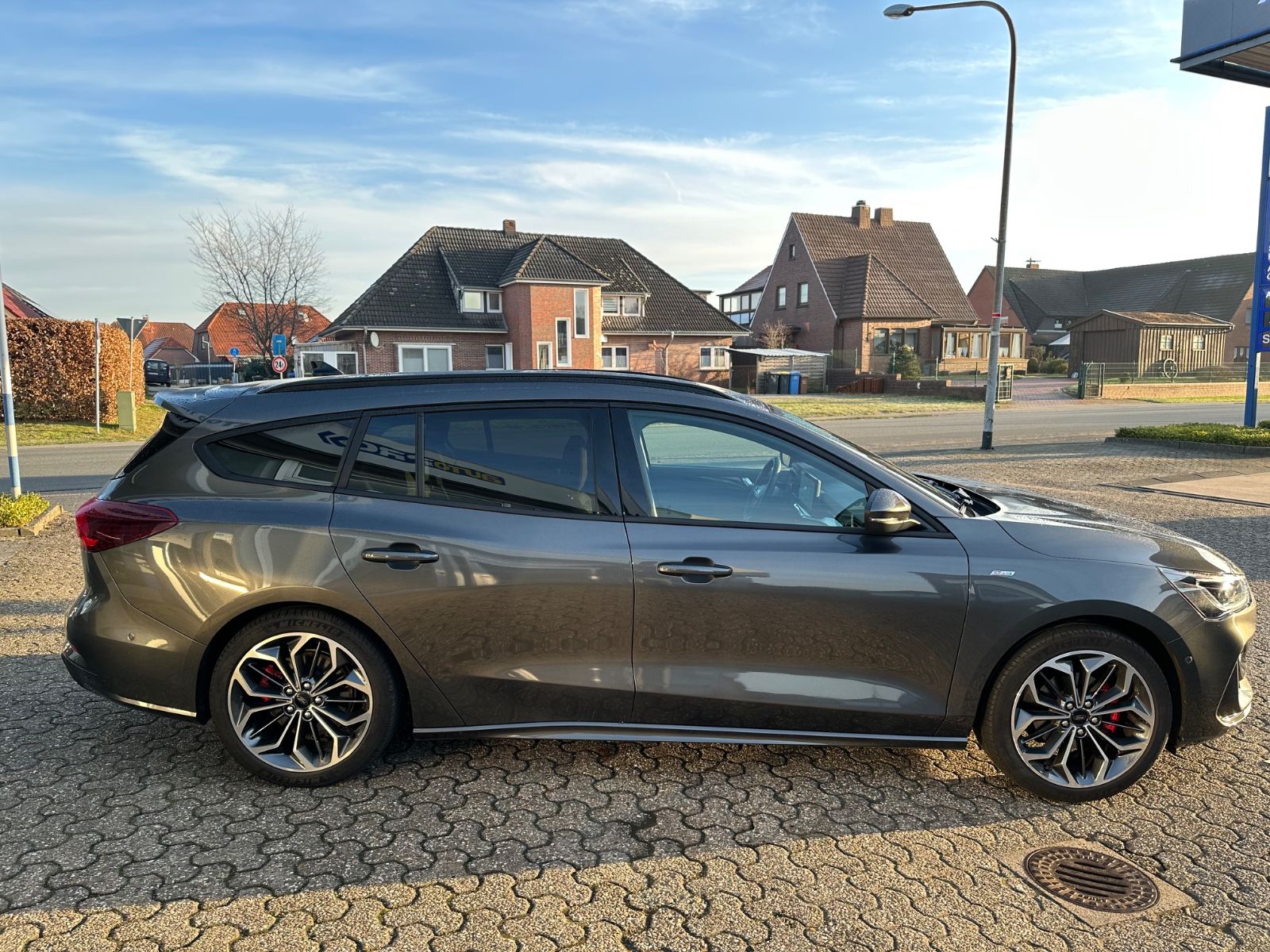Fahrzeugabbildung Ford Focus Turnier 1.0 ST-Line X Pano/ACC/Matrix/Navi