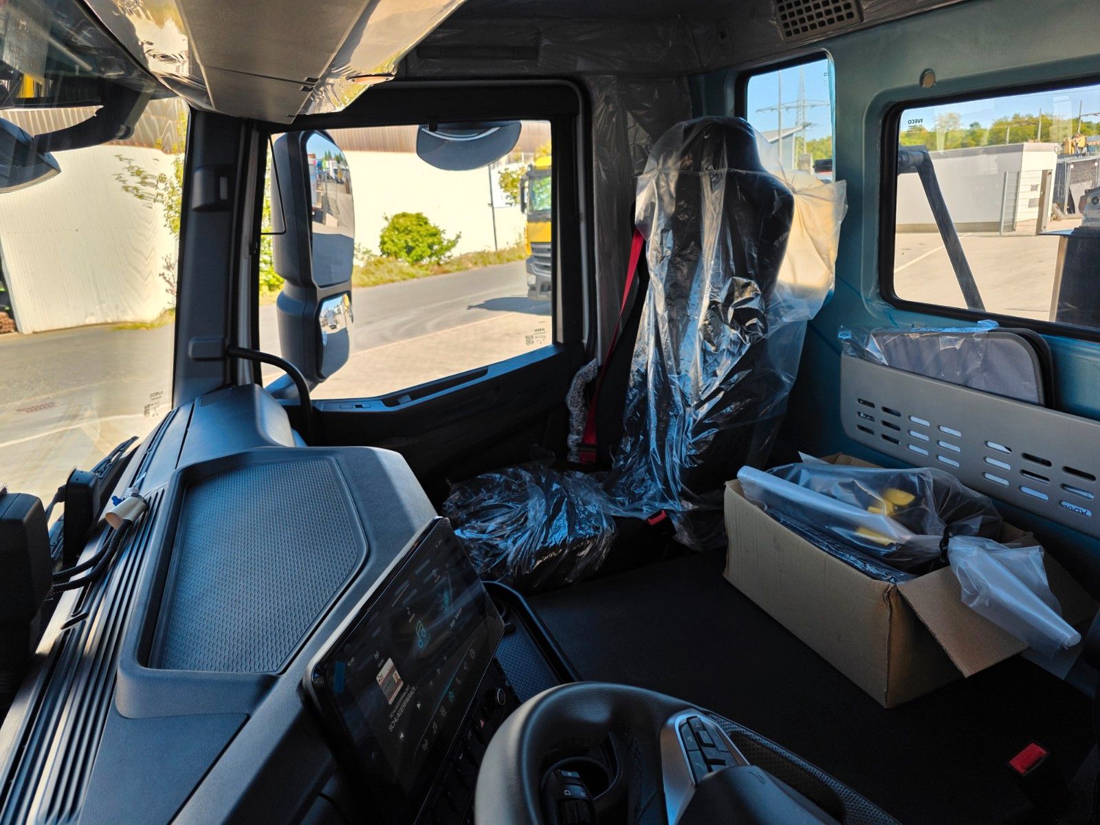 Fahrzeugabbildung Iveco X-Way AD320X46BZ OFF 8x4 Hiab ULT26S53-W-ITF Alu