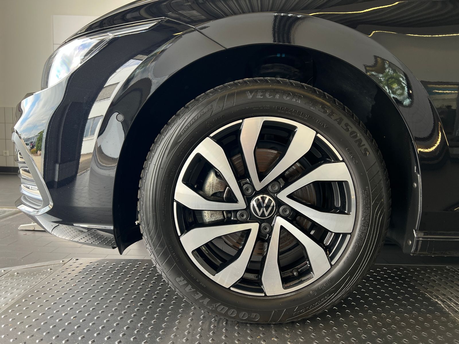 Fahrzeugabbildung Volkswagen Golf VIII Active 1.5 TSI OPF *Garantie, IQ-Drive