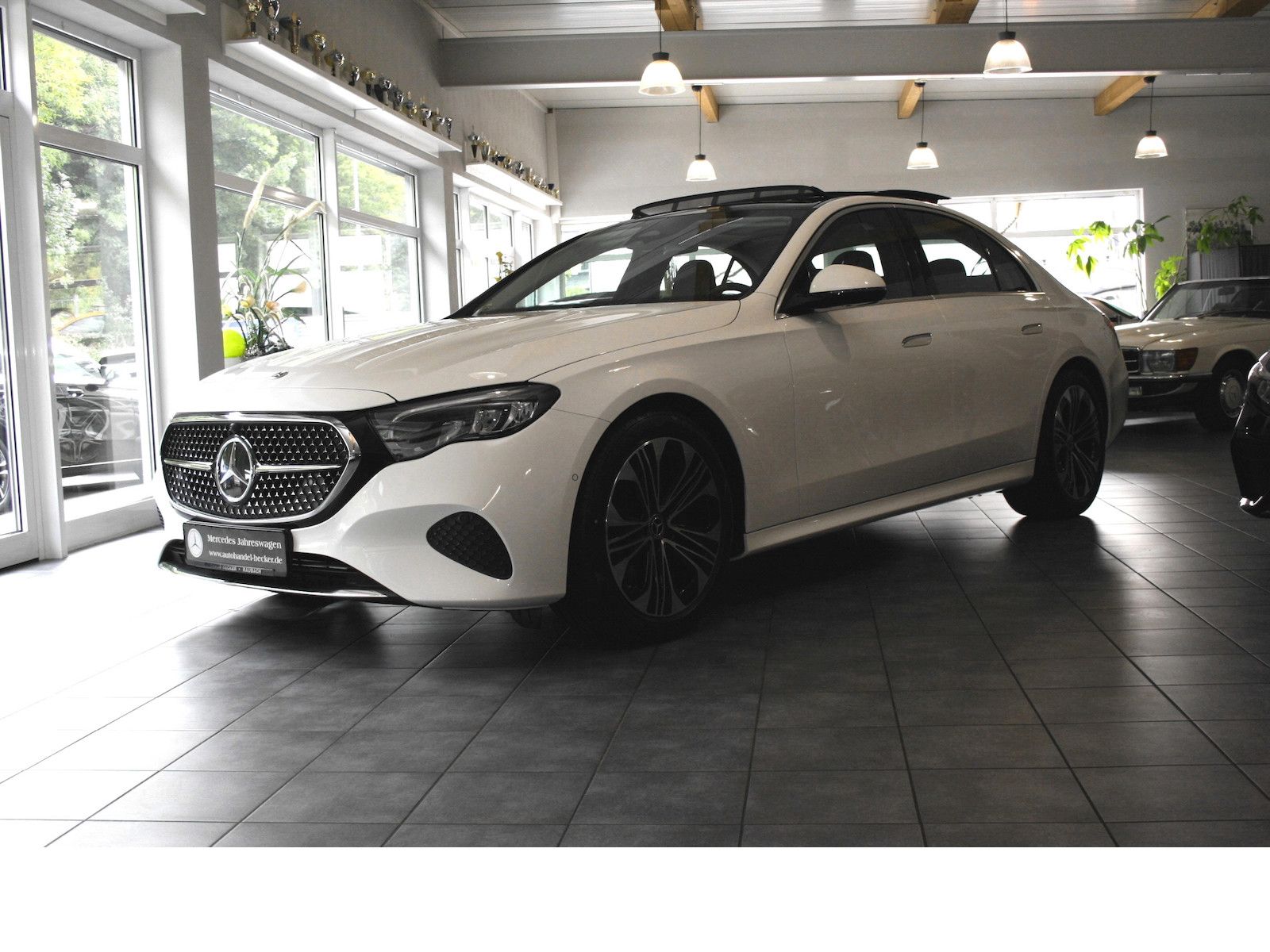 Fahrzeugabbildung Mercedes-Benz E 220 d Avantgarde *Pano-Dach*19 Zoll*Distronic