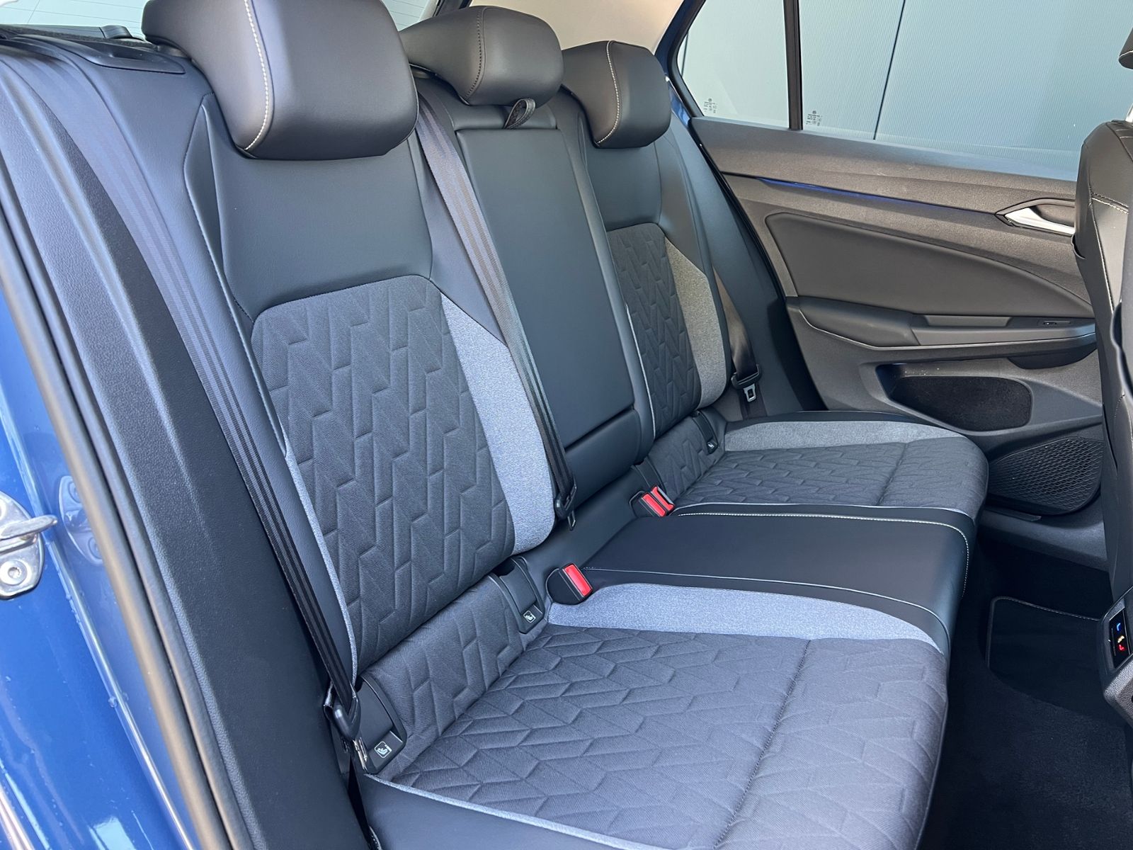 Fahrzeugabbildung Volkswagen Golf VIII Life 2.0 TDI DSG *AHK,LED,ACC,Navi,Kam