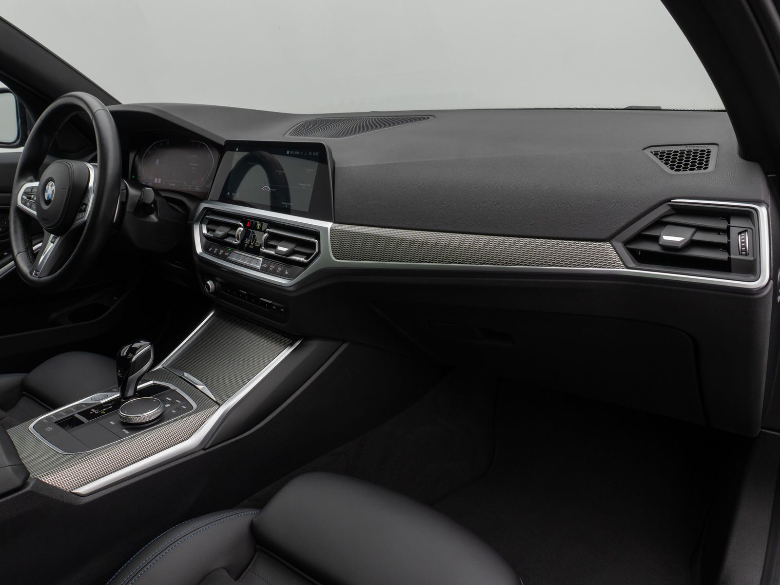 Fahrzeugabbildung BMW 330i M Sport Panorama Kamera DAB HiFi Komfort