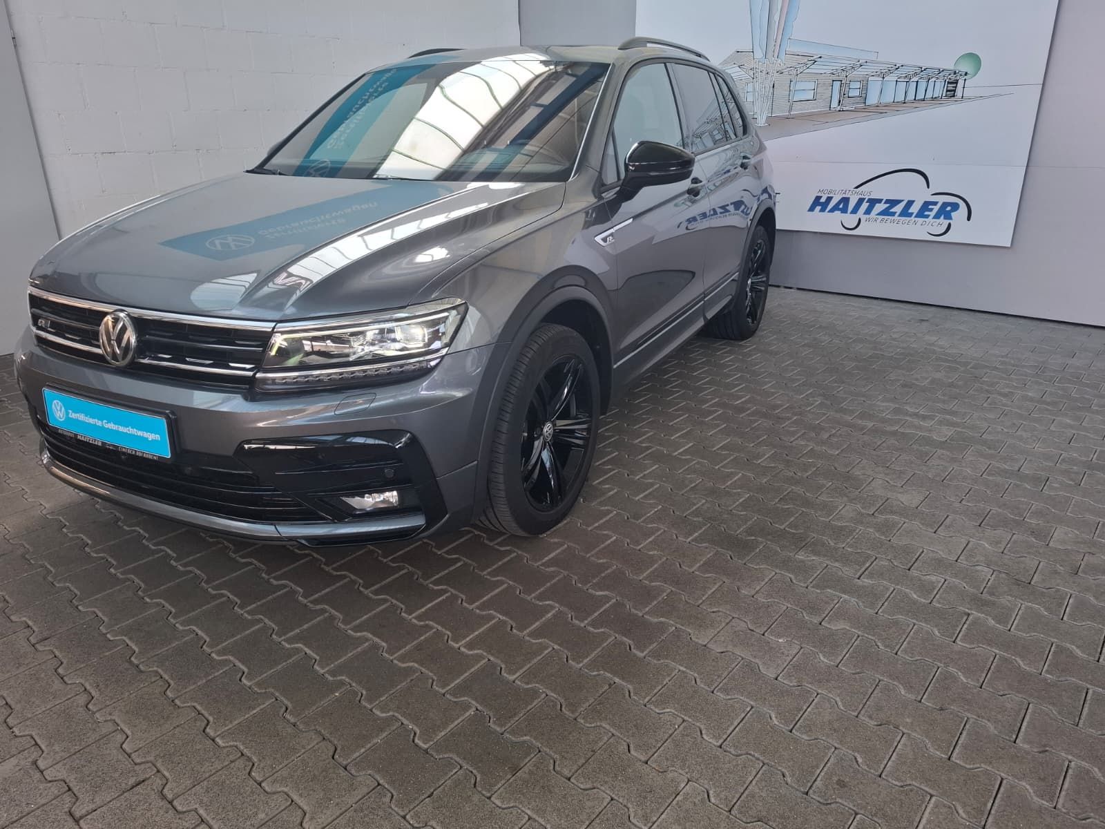Fahrzeugabbildung Volkswagen Tiguan Highline 2.0TSI DSG 4-Motion R-Line + AHK