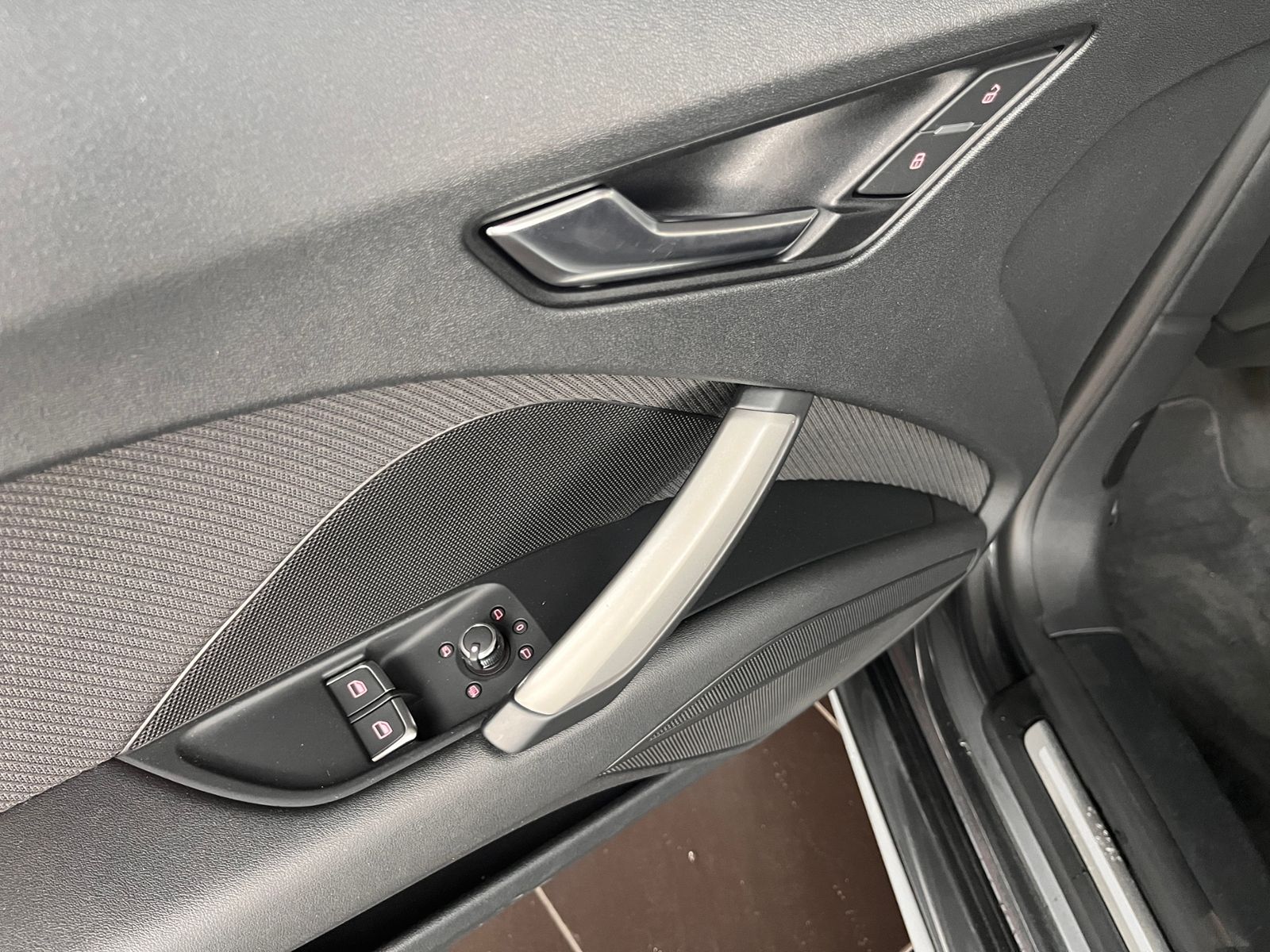 Fahrzeugabbildung Audi TT Roadster  45 TFSI quattro S line S tronic LED