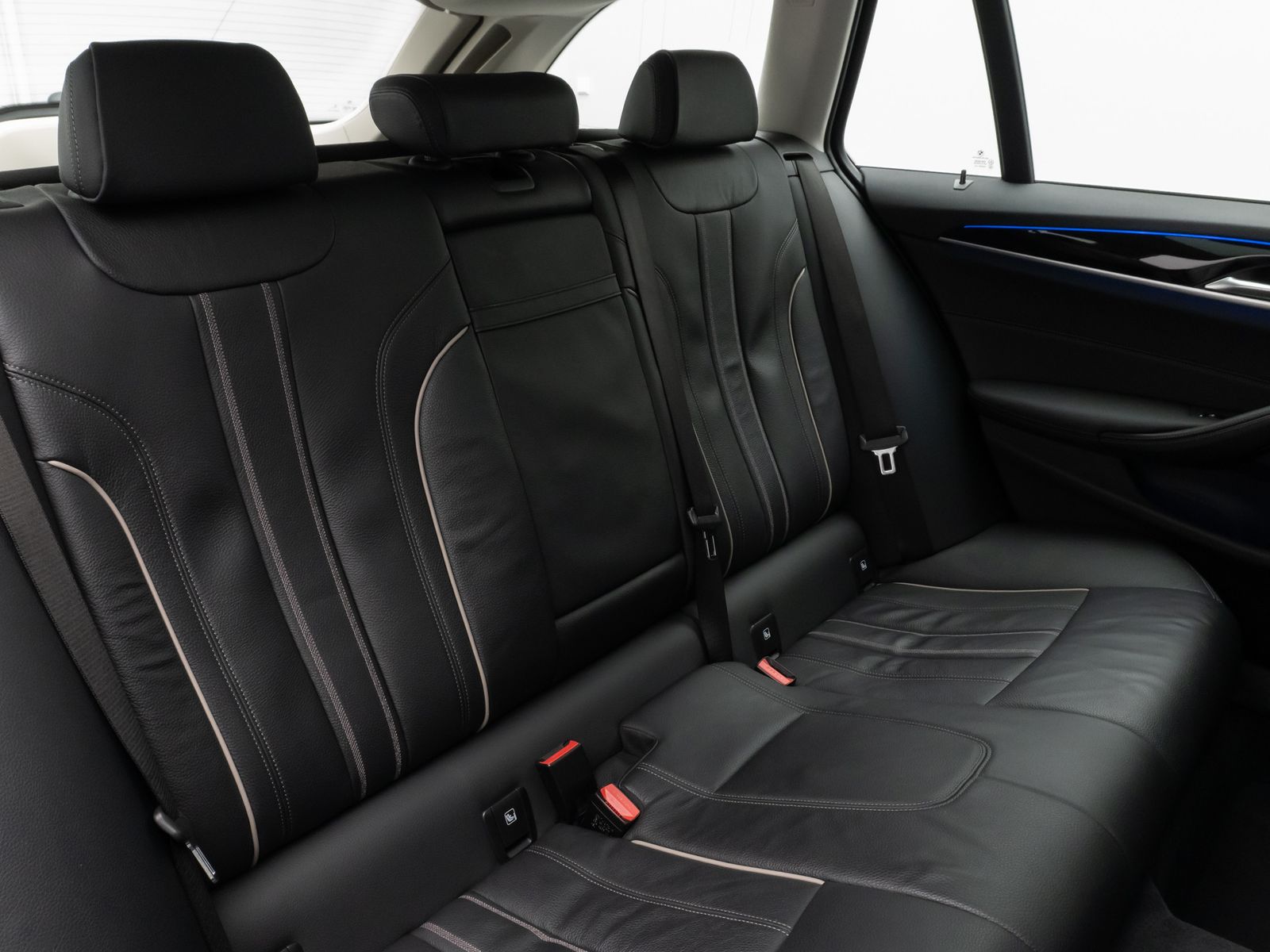 Fahrzeugabbildung BMW 530d Panorama Laser Kamera HUD DAB HiFi Komfort