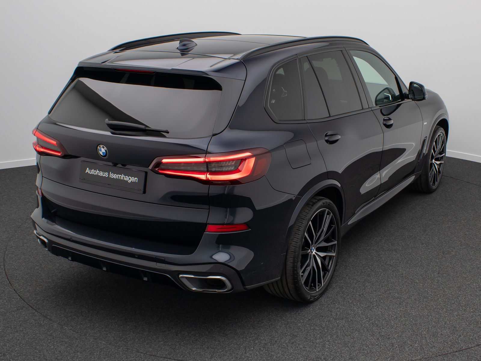 Fahrzeugabbildung BMW X5 xD40d M Sport Panorama Kamera HUD DAB B&W 22"