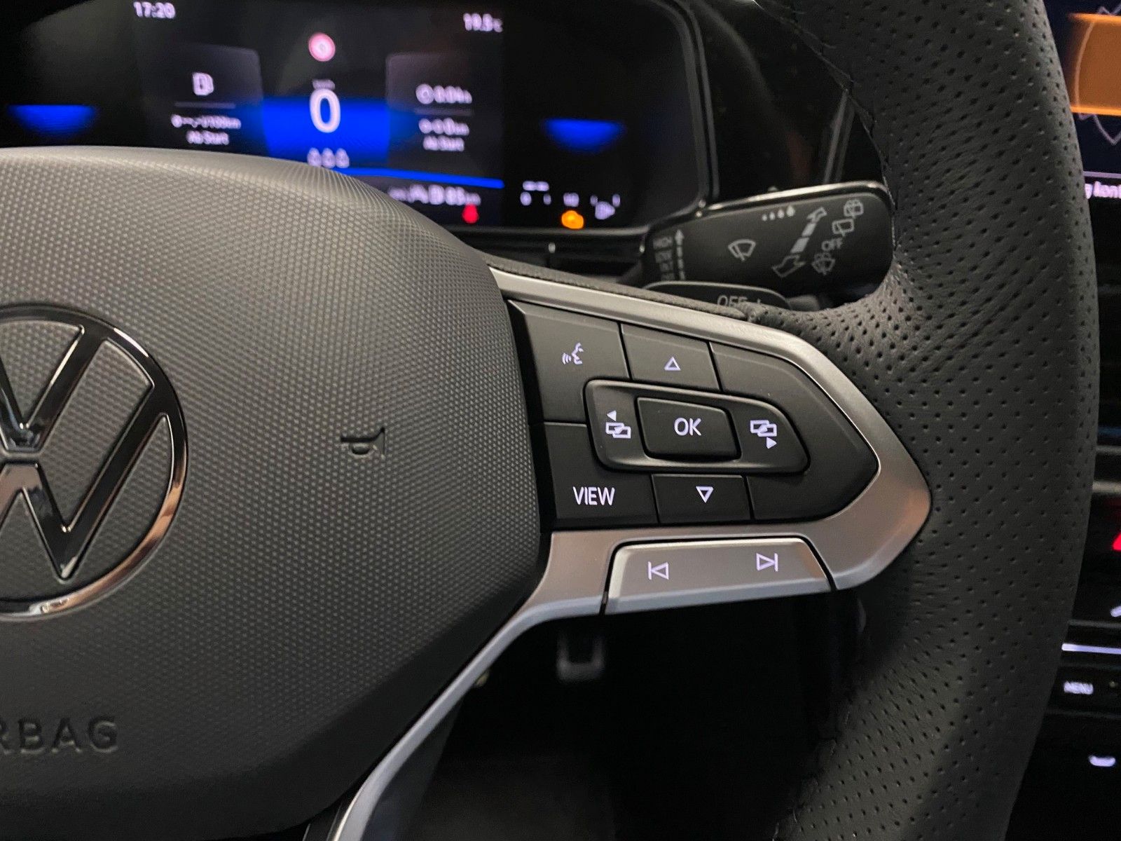 Fahrzeugabbildung Volkswagen T-Roc 1.5 TSI DSG R-Line+ACC+AHK+19 ZOLL ALUFELG