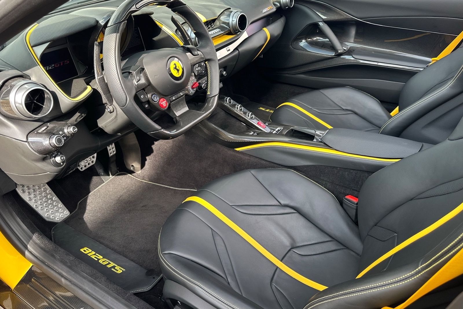 Fahrzeugabbildung Ferrari 812 GTS*Full Carbon*Lift*Painted Stripes*JBL