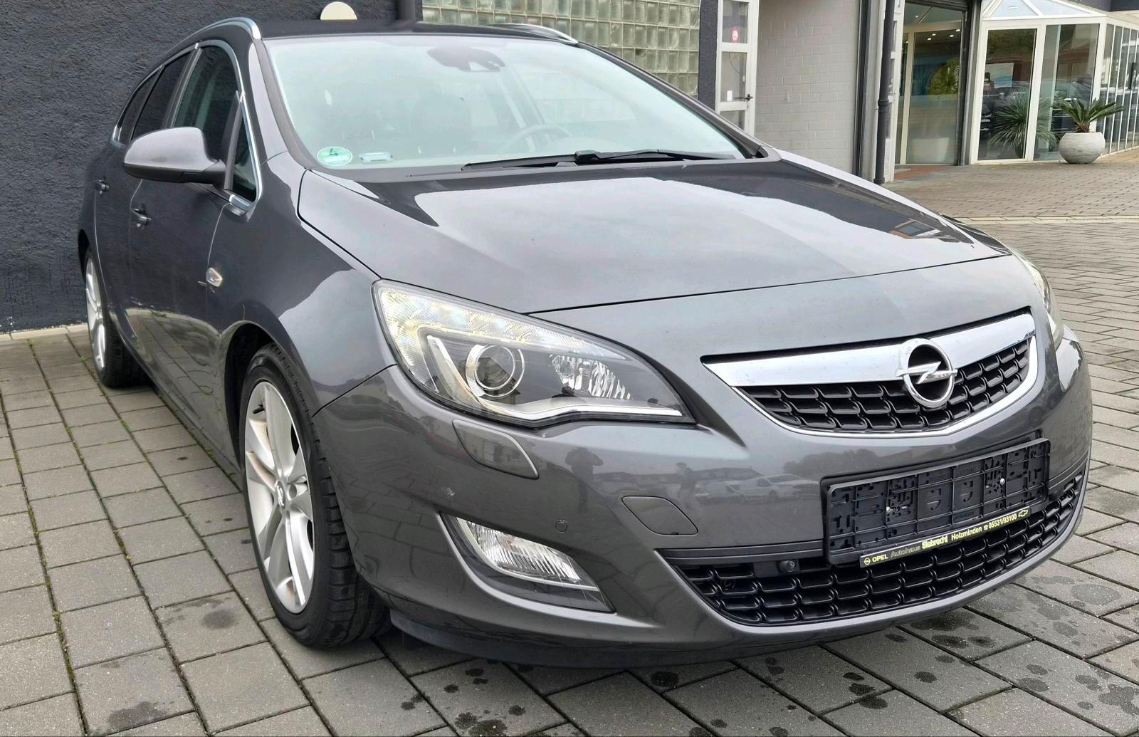 Opel Astra 2011 — interior