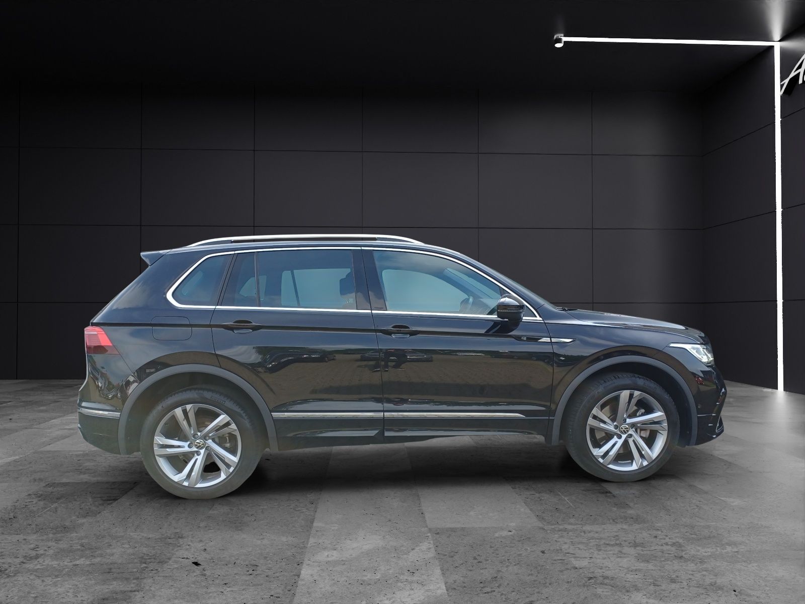 Fahrzeugabbildung Volkswagen Tiguan TSI R-Line 4M DSG R-Lin STH Matrix AHK Na
