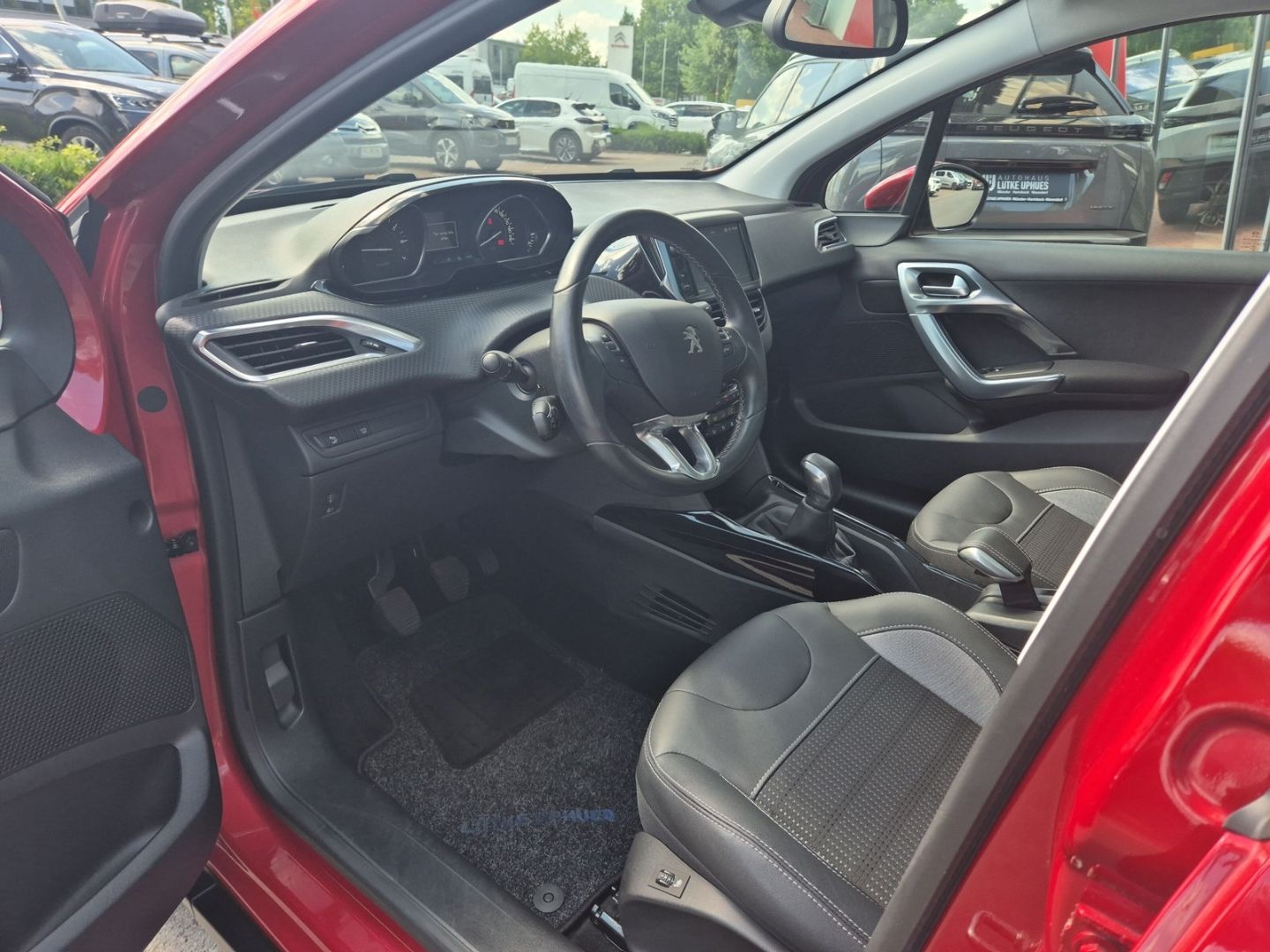 Fahrzeugabbildung Peugeot 2008 1.2 Allure PT 110 Panorama Navi CarPlay SHZ