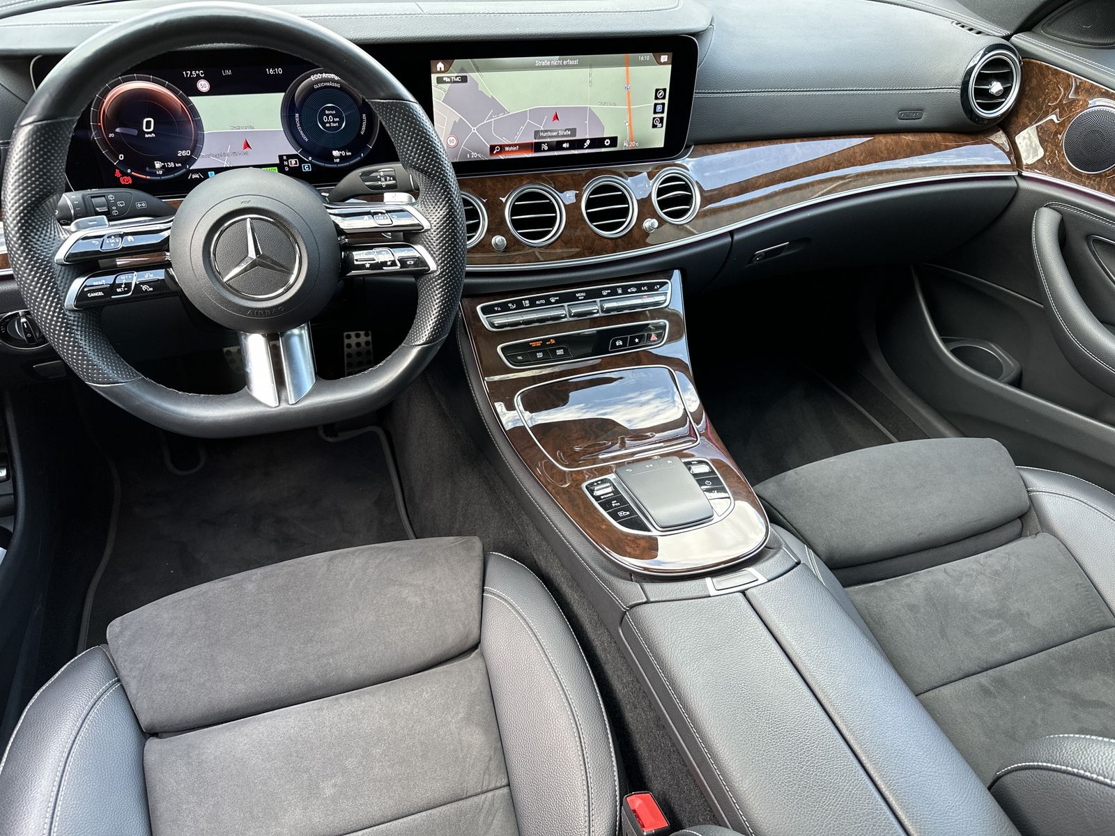 Fahrzeugabbildung Mercedes-Benz E 300e T AMG-Line NAV+LED+360°+PANO+WIDE+CARPLAY