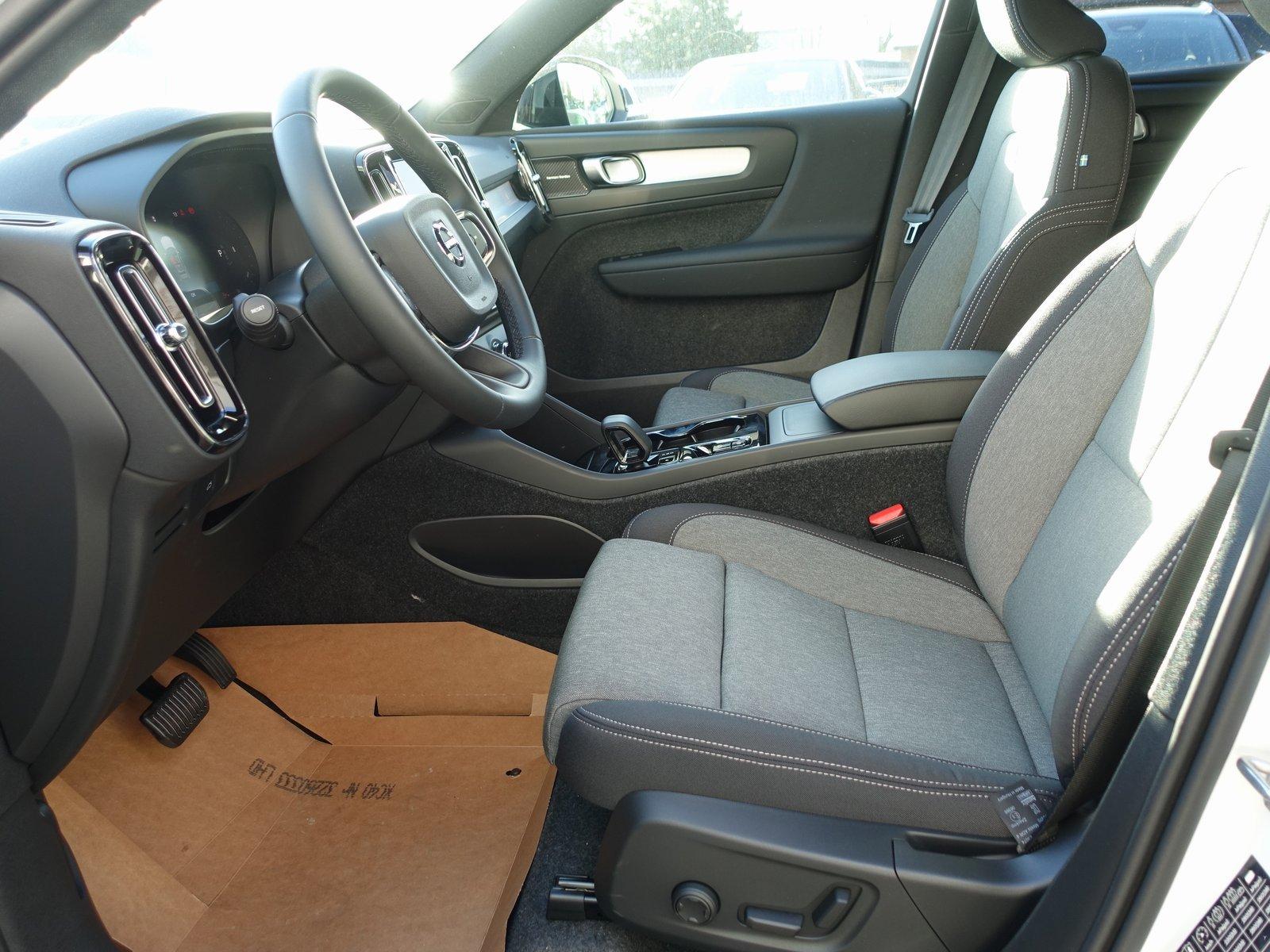 Volvo XC40 Black Edition Plus B3/E-Sitze/H&K