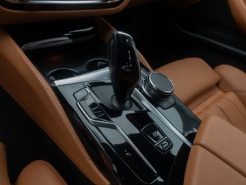 Fahrzeugabbildung BMW 520d xD Tour M Sport HI-FI M Sportfahrwerk