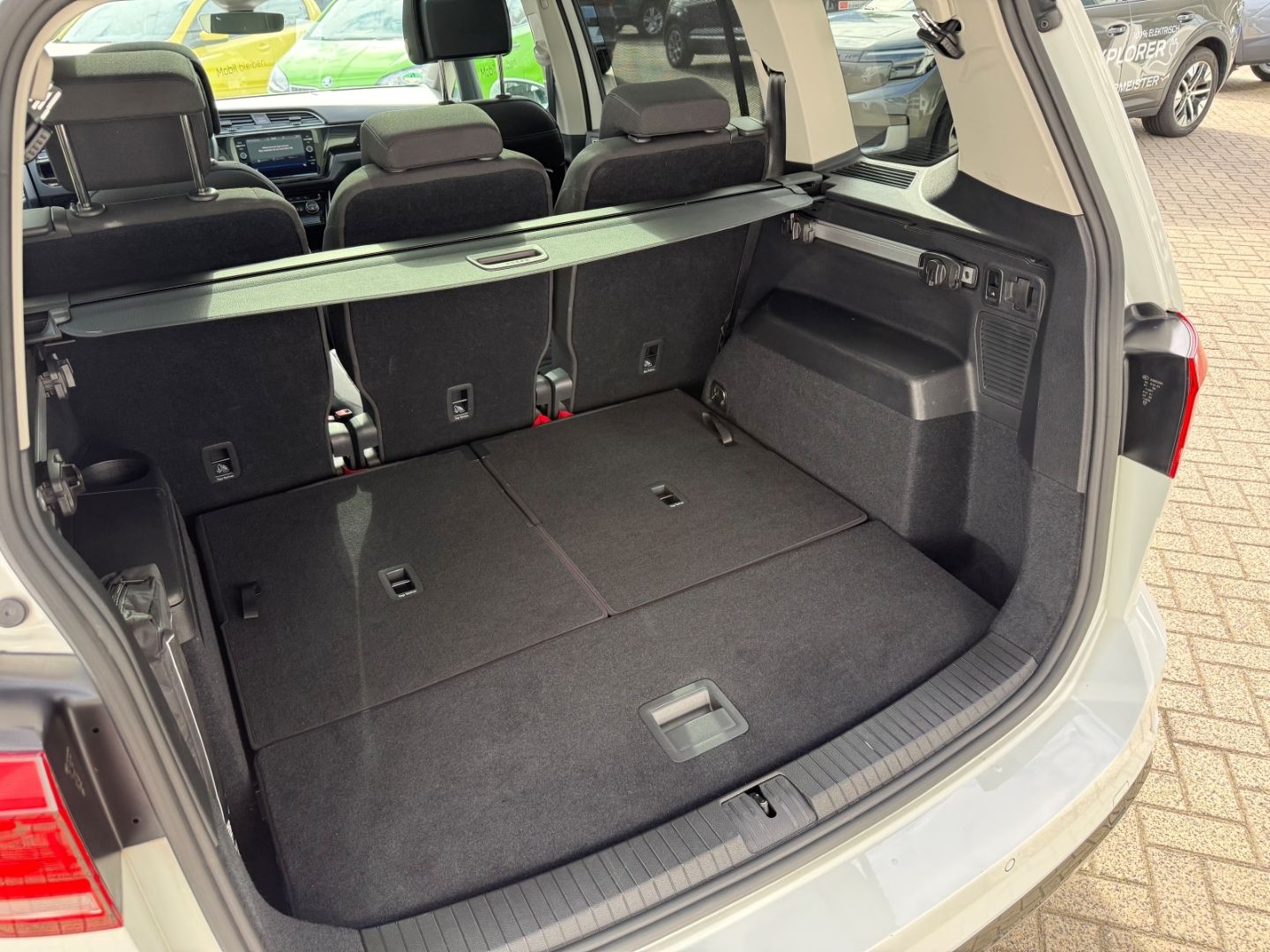 Fahrzeugabbildung Volkswagen Touran Highline BMT Sportpaket AHK Pano Navi LED