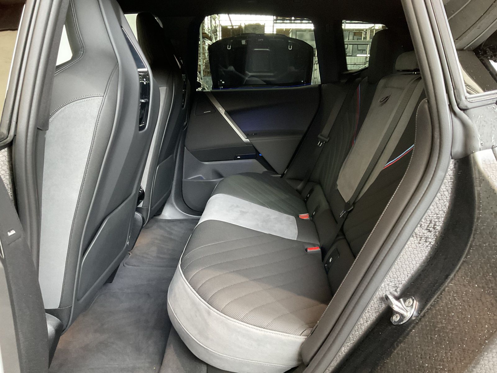 Fahrzeugabbildung BMW iX xDrive45 Harman Kardon Surround | Sitzbelüftu