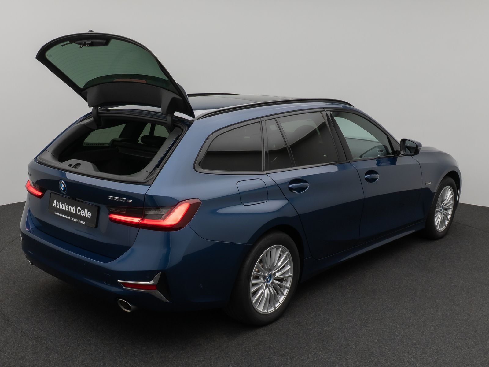 Fahrzeugabbildung BMW 330e xD Luxury Line Panorama Kamera HUD DAB AHK