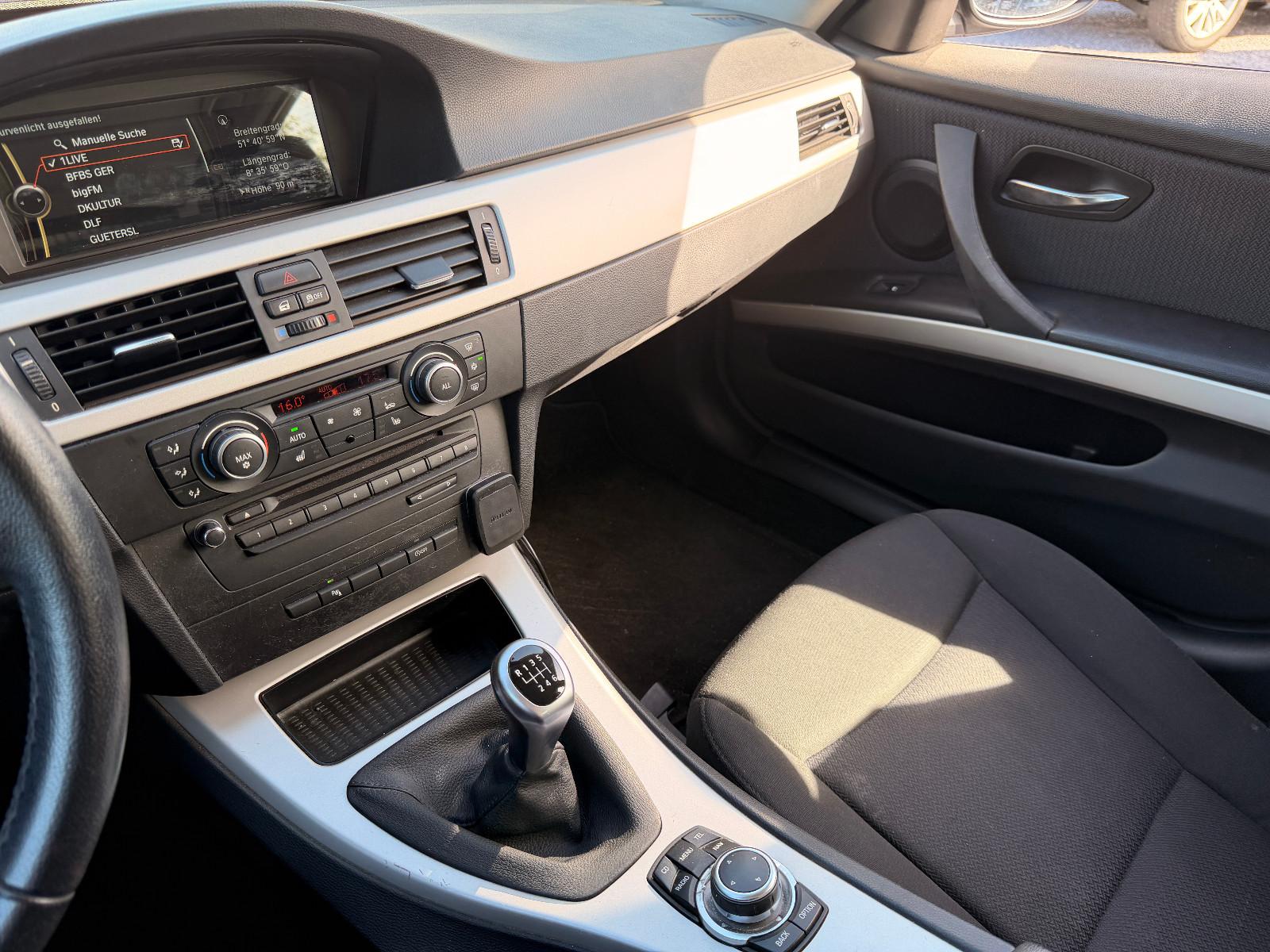 BMW 318 2011 — photo 19