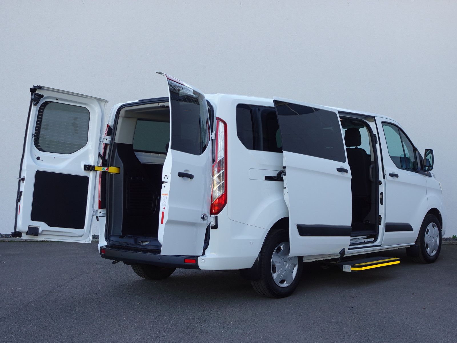 Fahrzeugabbildung Ford Transit Custom Kombi L2,9Sitze,Kamera,Trittbrett