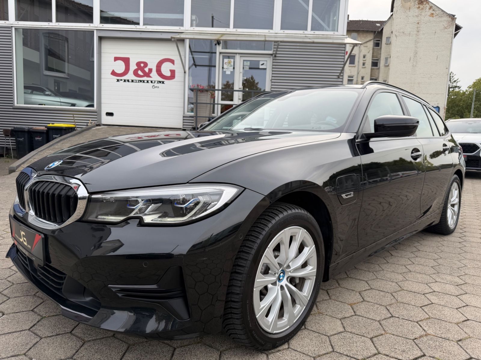 BMW 330e Touring Sportsitze*HuD*Leder*HIFI*Laserl