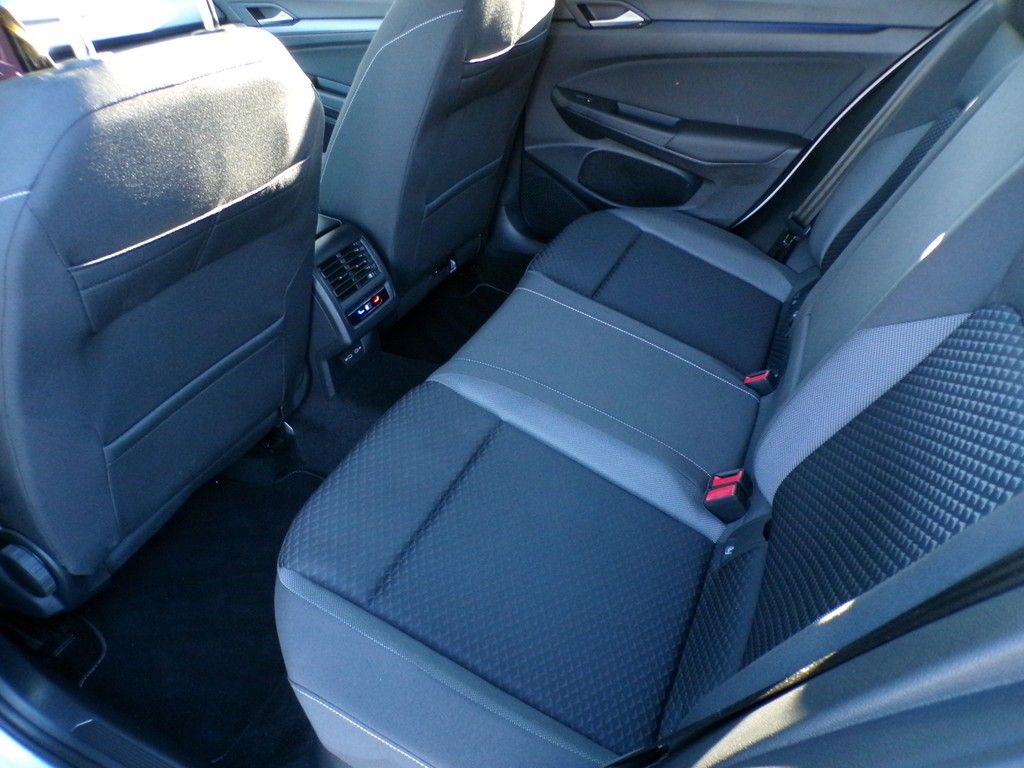 Fahrzeugabbildung Volkswagen Golf VIII Variant 1,5 TSI Active *LED*AHK*NAVI*S