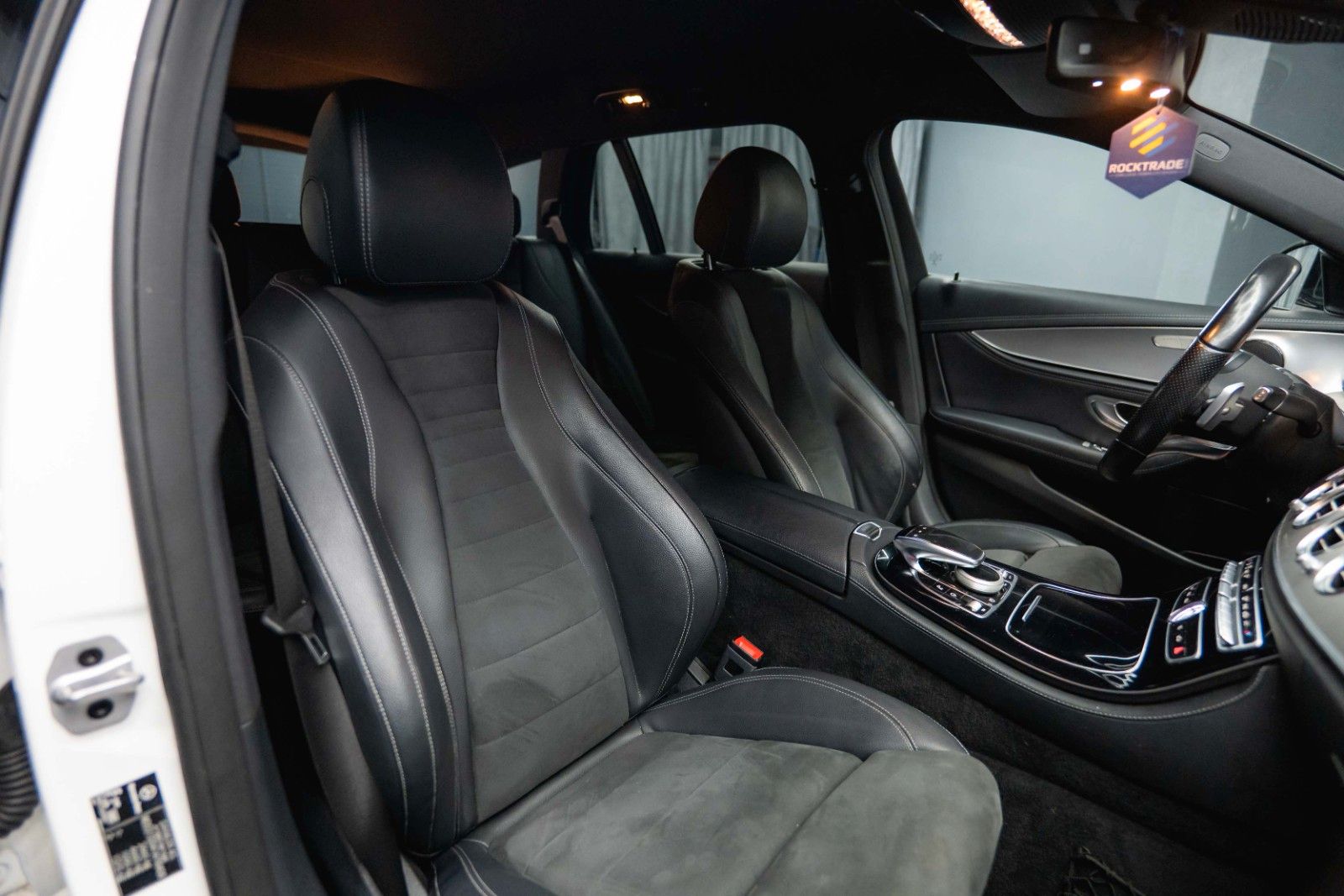 Fahrzeugabbildung Mercedes-Benz E 220d AMG Night-Paket | ACC | LED | Widescreen