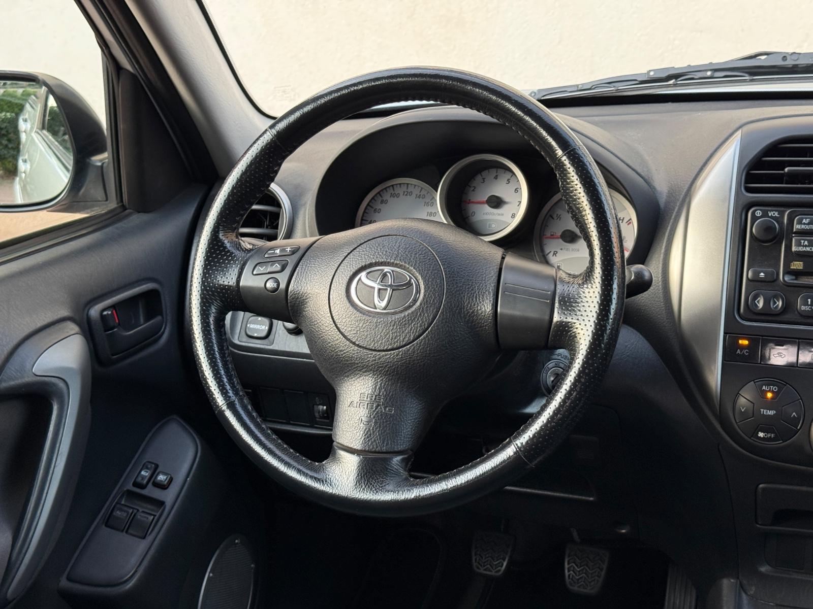 TOYOTA RAV4 - 2.0 150 CV - 4x4 - BVM - VOLANT EN CUIR