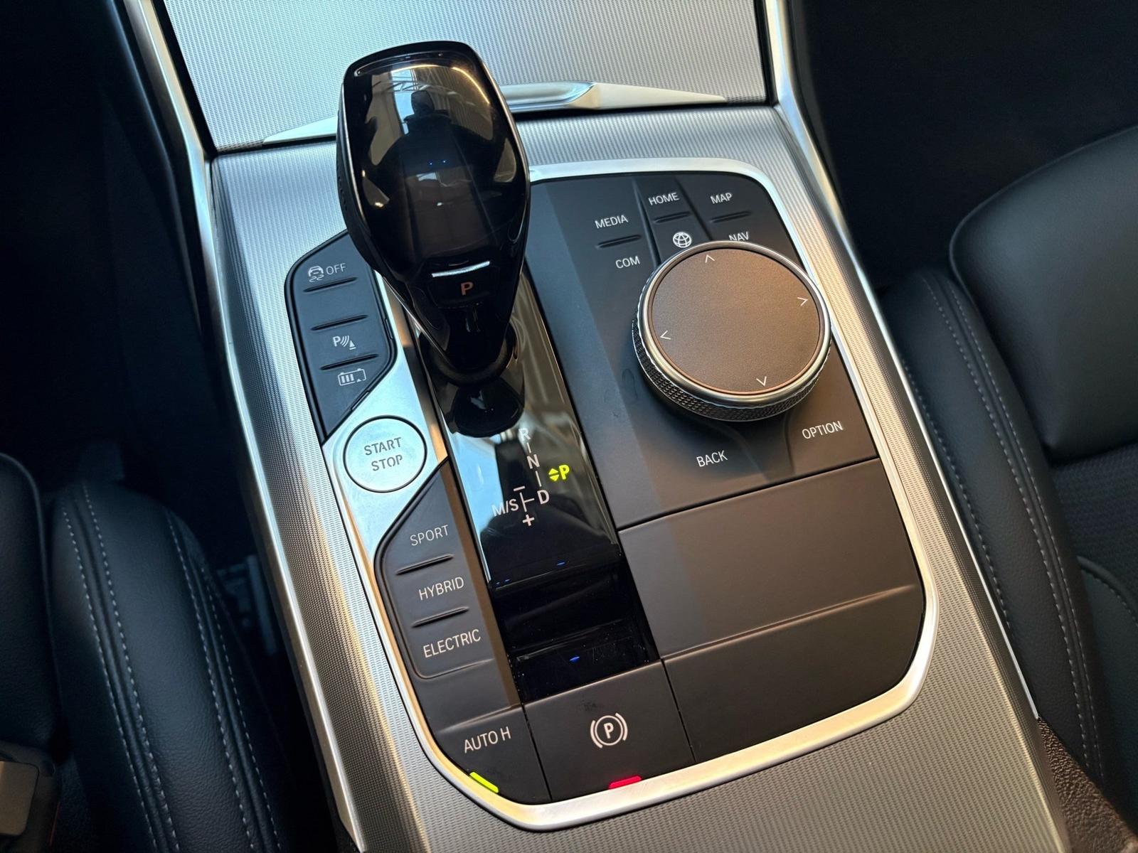 BMW 330e Sport Line DA Prof Laser PA HuD Pano HiFi