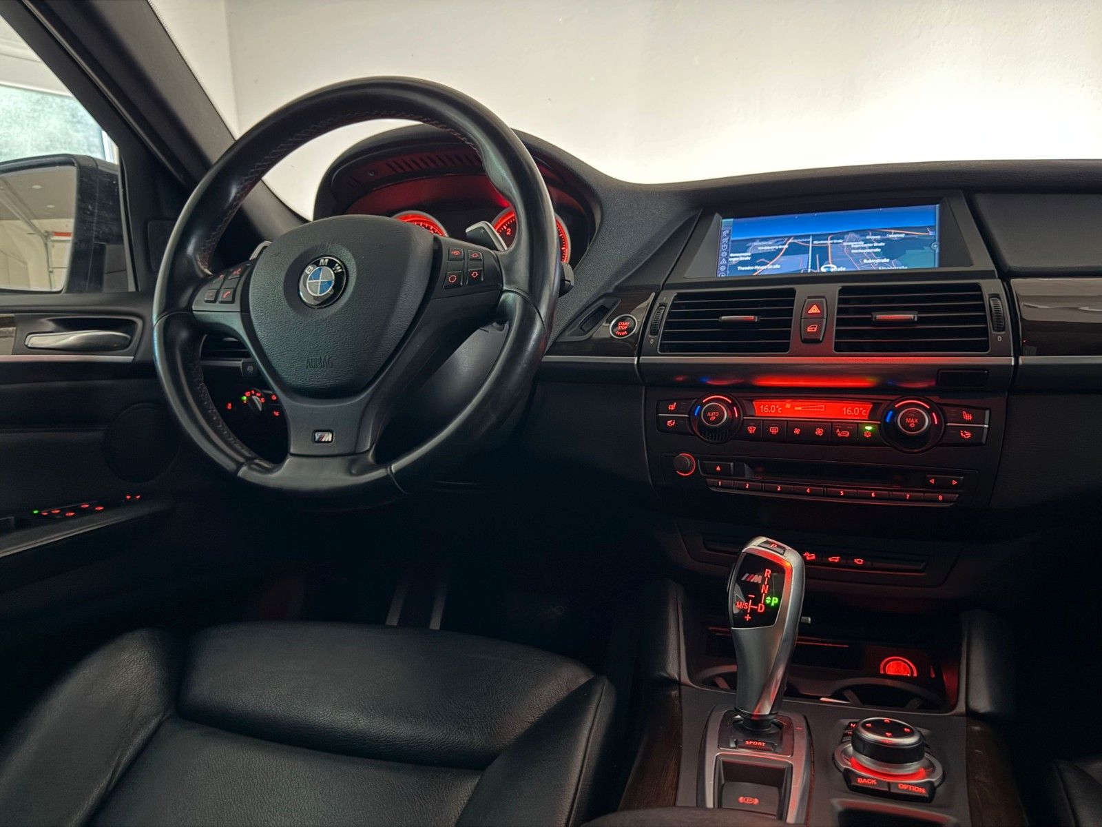 Fahrzeugabbildung BMW X6 M50 d/eGSD/AHK/HuD/SOFT CLOSE/STHZ/ACC