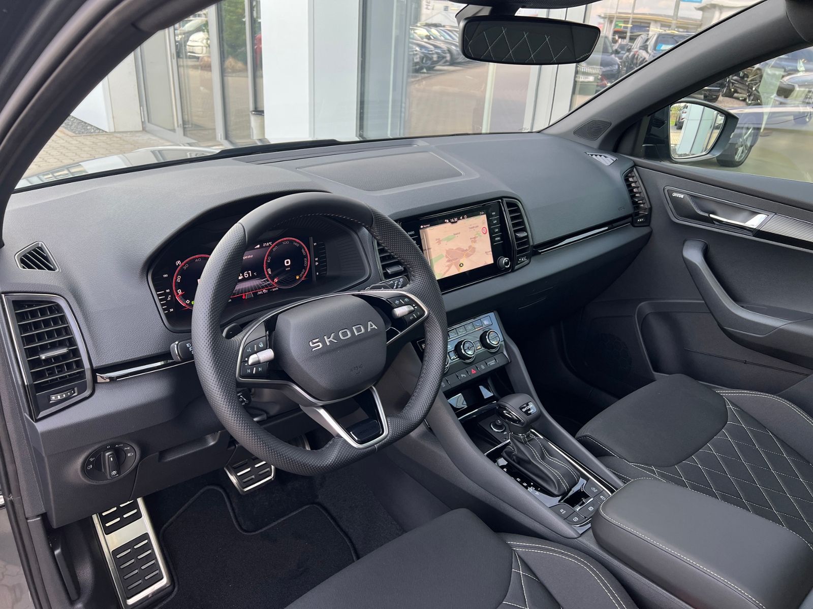 Fahrzeugabbildung SKODA Karoq Sportline 2.0 TSI 4x4 DSG *Panorama, AHK,