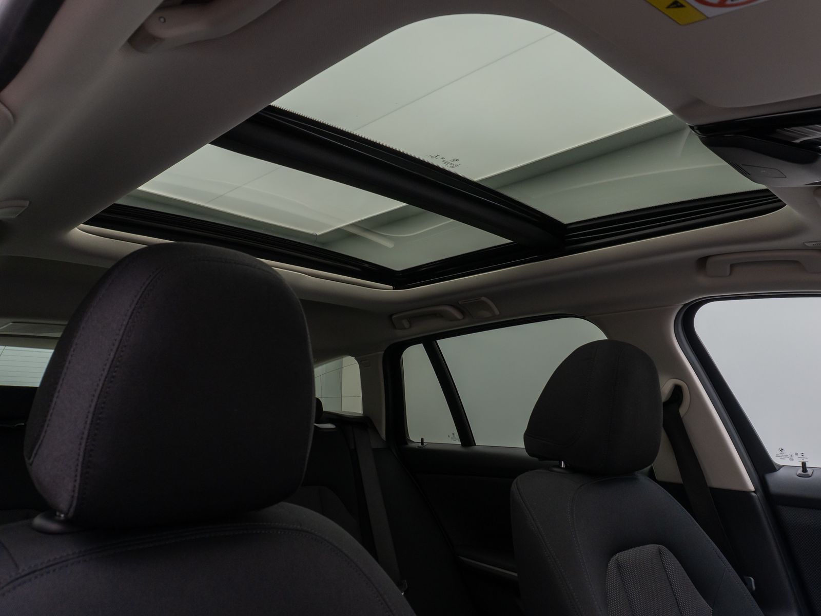 Fahrzeugabbildung BMW 330d Panorama Kamera H/K DAB Komfort Alarm LED