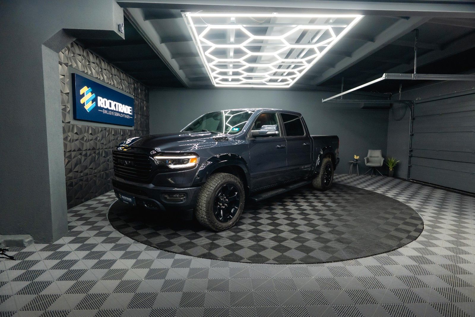 Fahrzeugabbildung Dodge RAM 5.7 V8 HEMI 4x4 OFFROAD Night Limited 19%