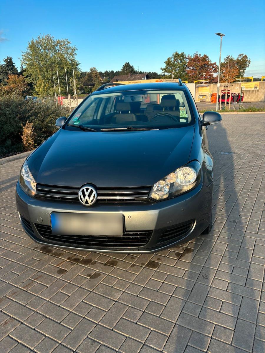 Volkswagen Golf 2010 — салон