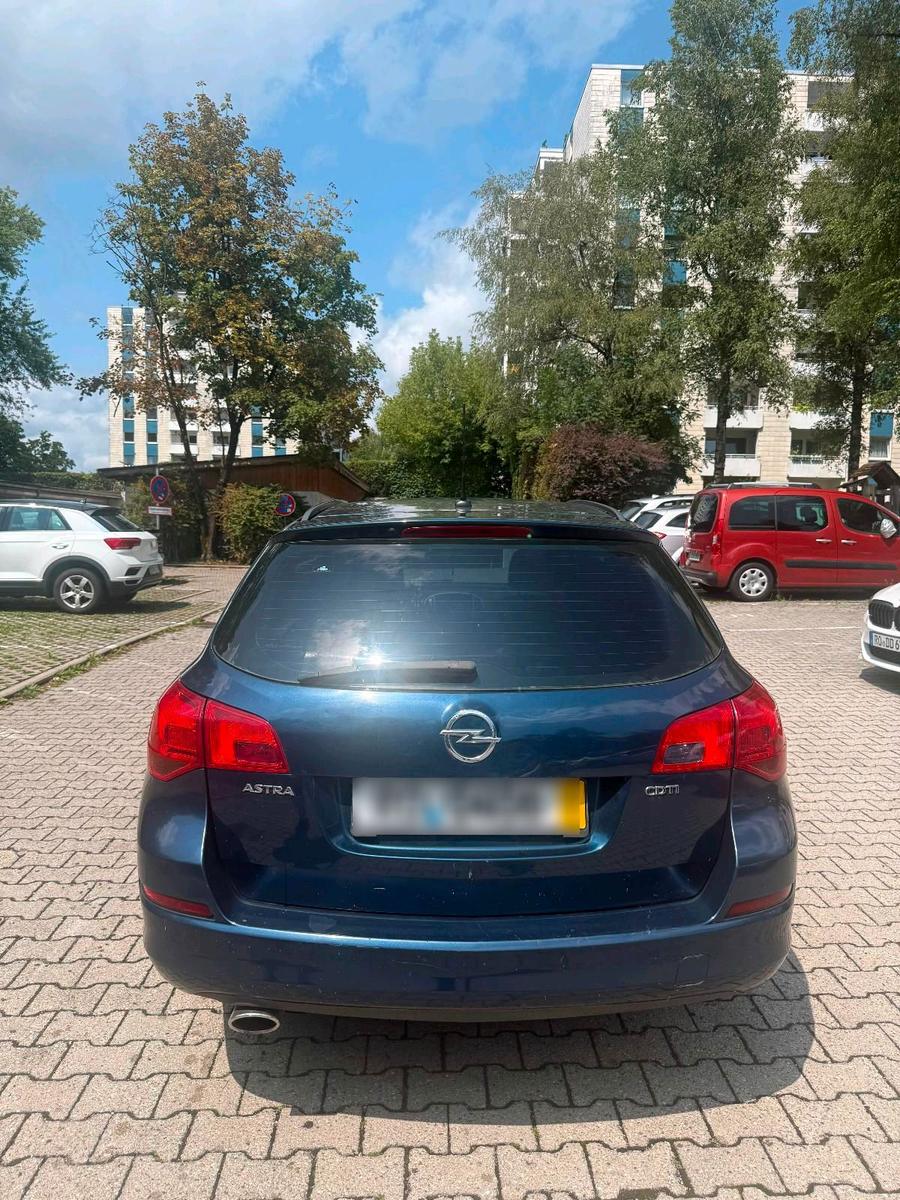 Opel Astra 2012 — photo 7