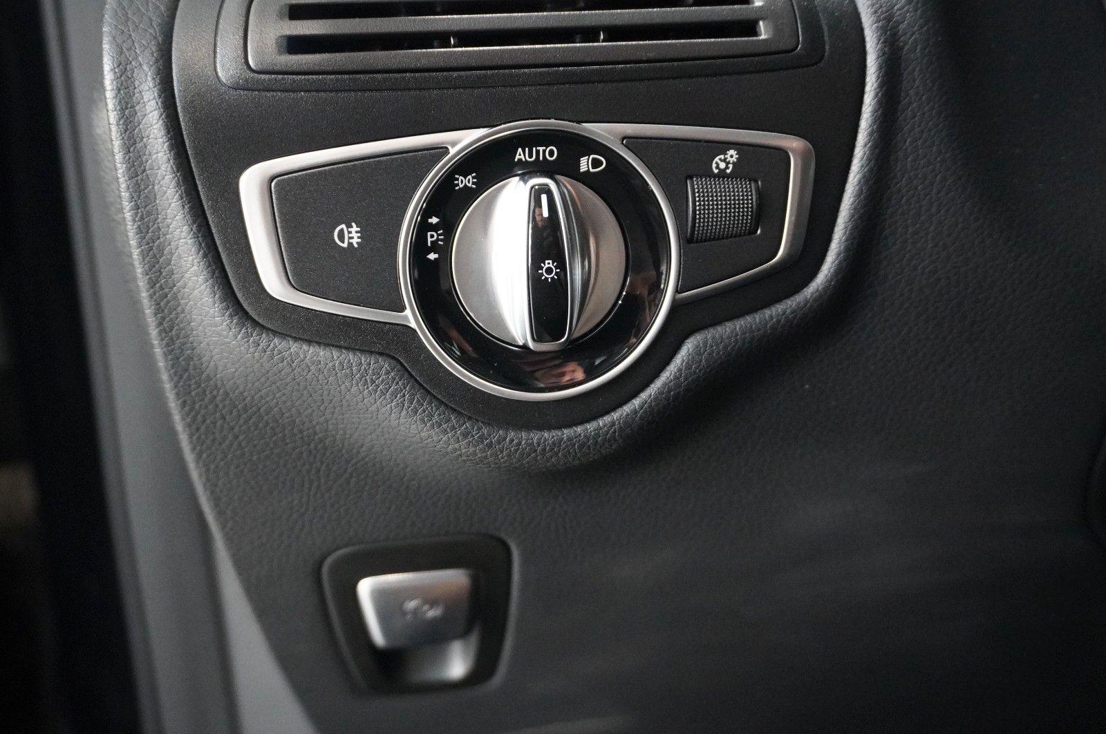 Fahrzeugabbildung Mercedes-Benz GLC 220D EXCLUSIVE 4-MATIC NAVI/LED/SHZ/TEMP/AHK