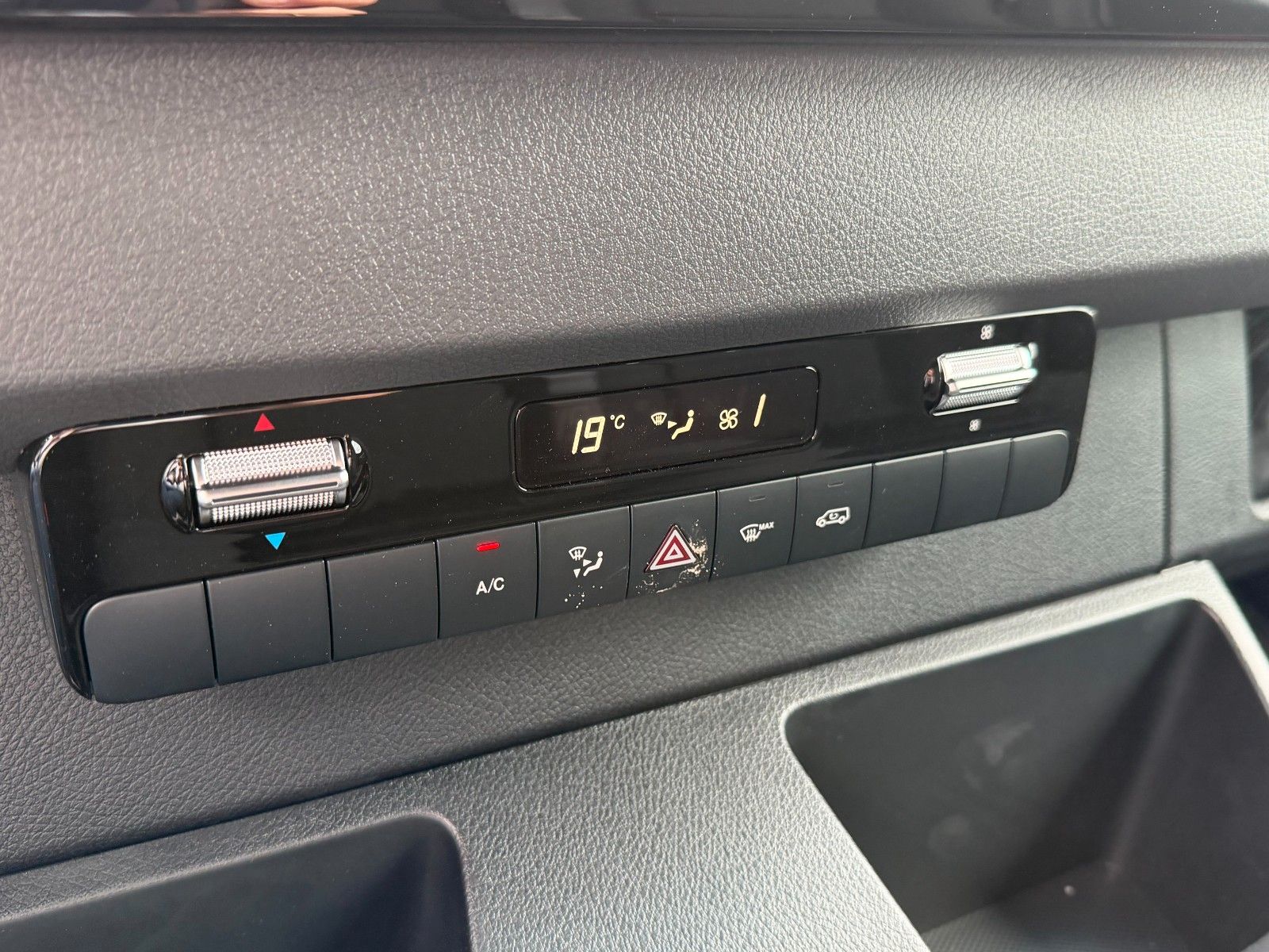 Fahrzeugabbildung Mercedes-Benz Sprinter 319 CDI 4x4 3665 DISTRONIC AHK LED