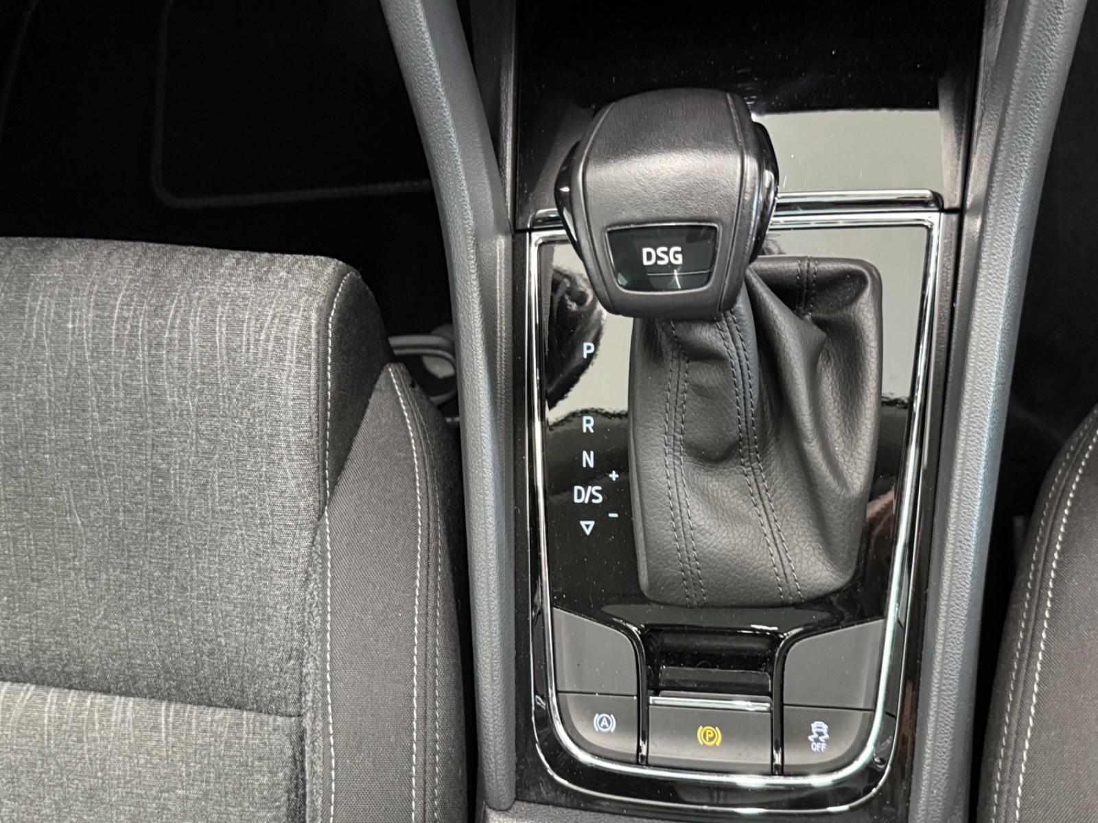 Skoda Karoq 1.6 TDI  Style DSG PANO VIRTUAL TACHO AHK