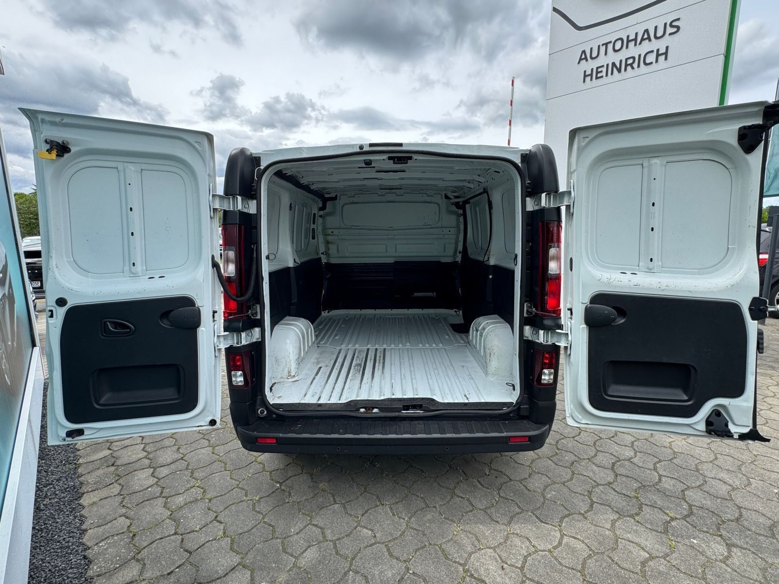 Fahrzeugabbildung Nissan NV300 2,7t dCi 120 DPF L1H1 COMFORT