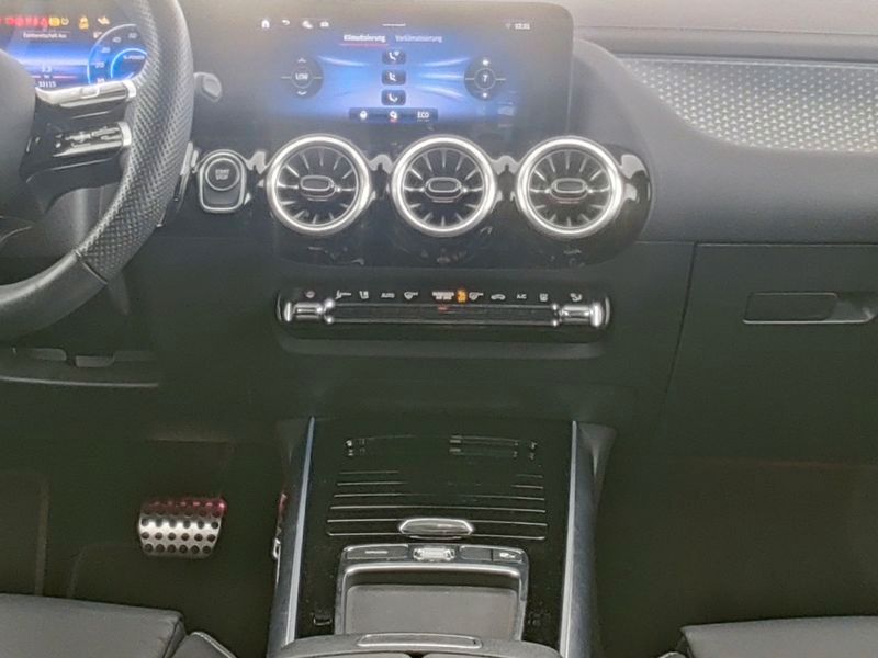 Fahrzeugabbildung Mercedes-Benz EQA 300 4M AMG AHK+Leder+FahrassPak+Memory+Ambi