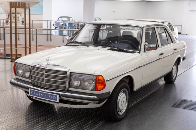 Mercedes-Benz 200 (W123)