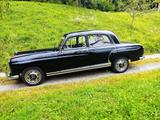 Mercedes-Benz 220s  Oldtimer - Mercedes-Benz 220 mit Benzin-Antrieb: Limousine