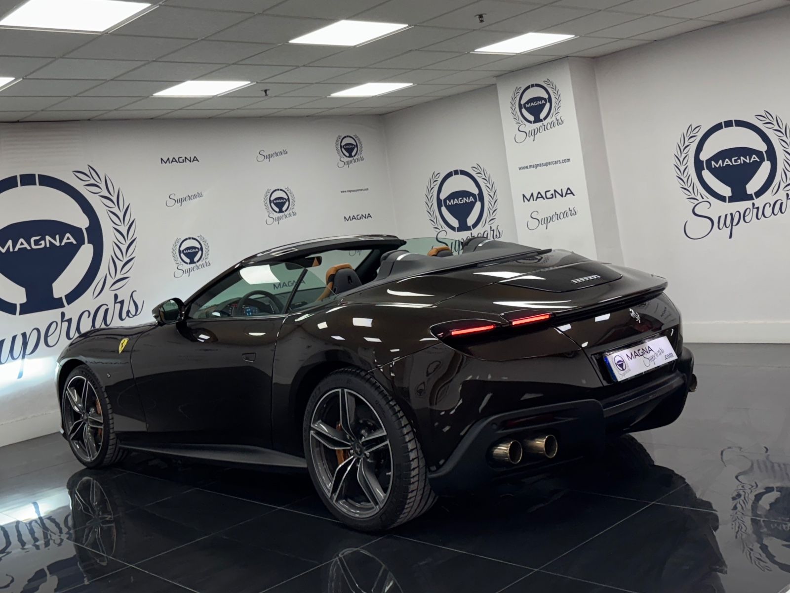 Ferrari Roma Spider "Marrone Met." imagem 3